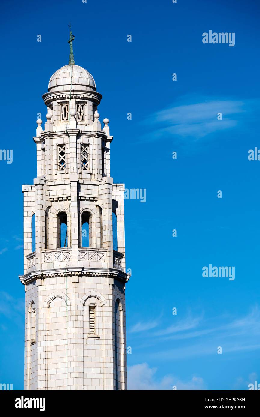 Turm der Weißen Kirche in Lytham gegen blauen Himmel Stockfoto