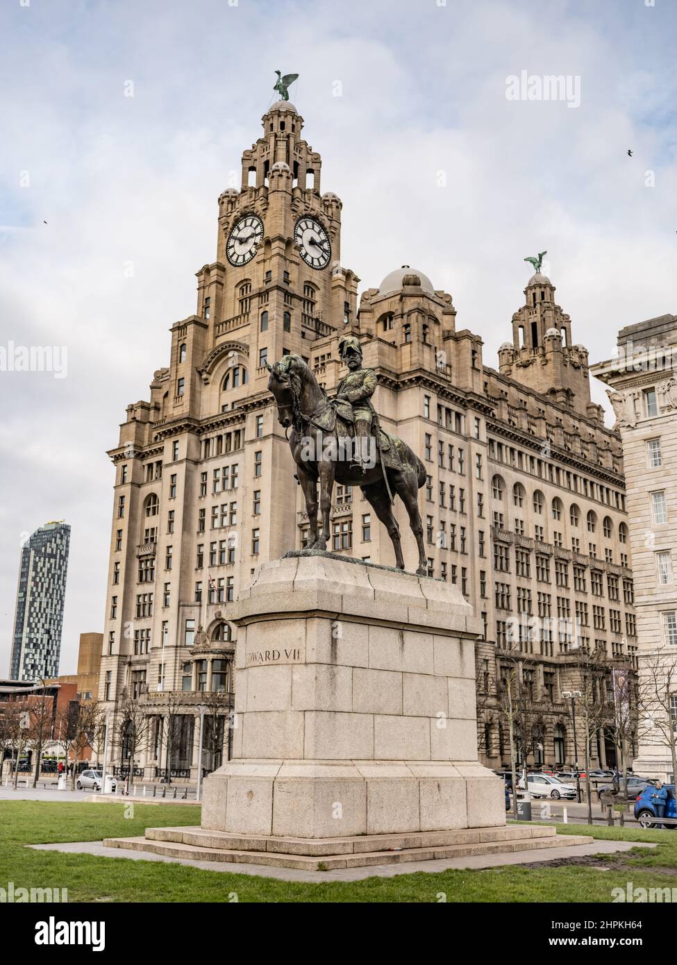 Edward VII, Monument, Liverpool, Pier Head, die bronzene Reiterstatue, King Edward VII, rechteckiger Steinsockel, Cunard Building, Blick aus, Stockfoto