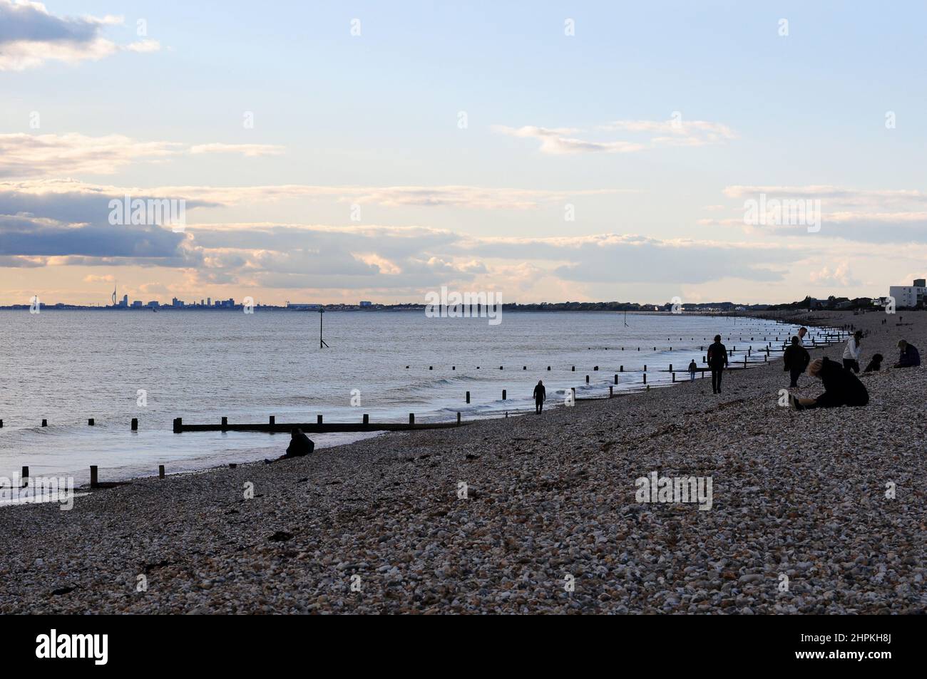 Spinaker Tower und Southsea, von Bracklesham Bay. Stockfoto