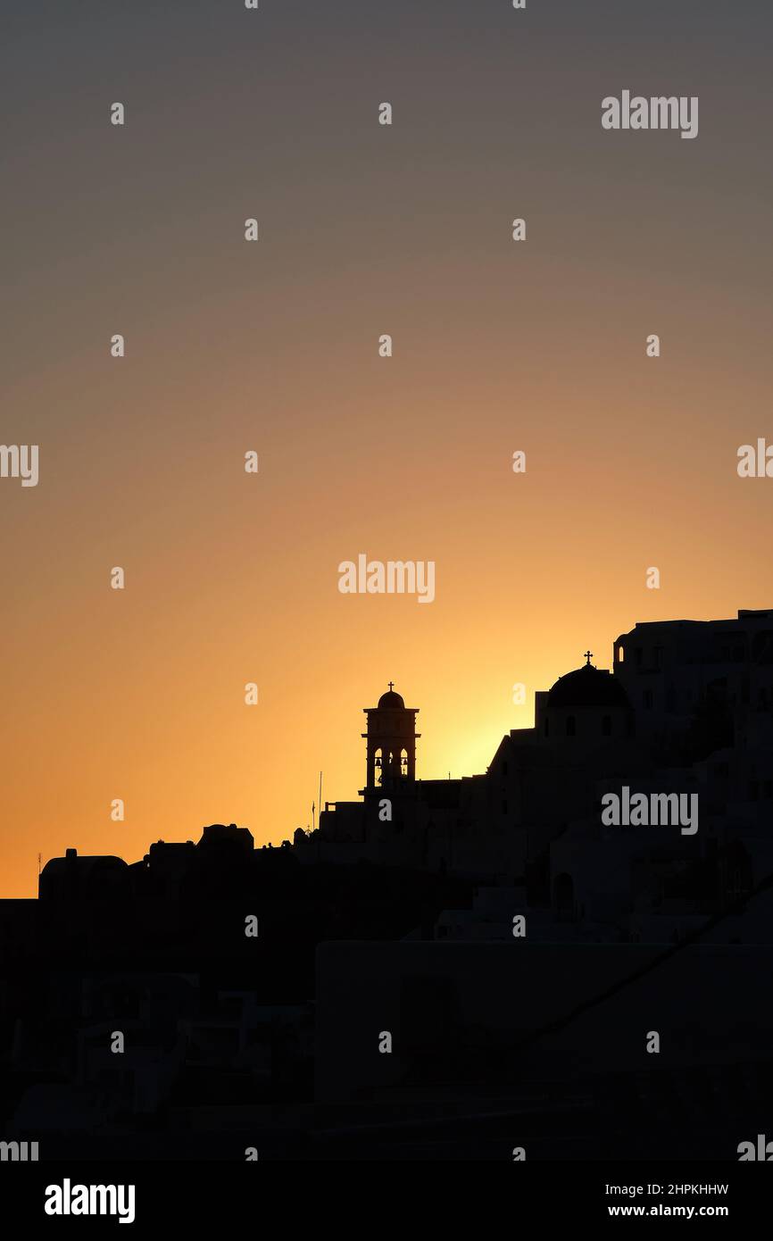 Herrlicher goldener Sonnenuntergang und Blick auf die Kirchen und das Dorf Imerovigli auf Santorini Stockfoto