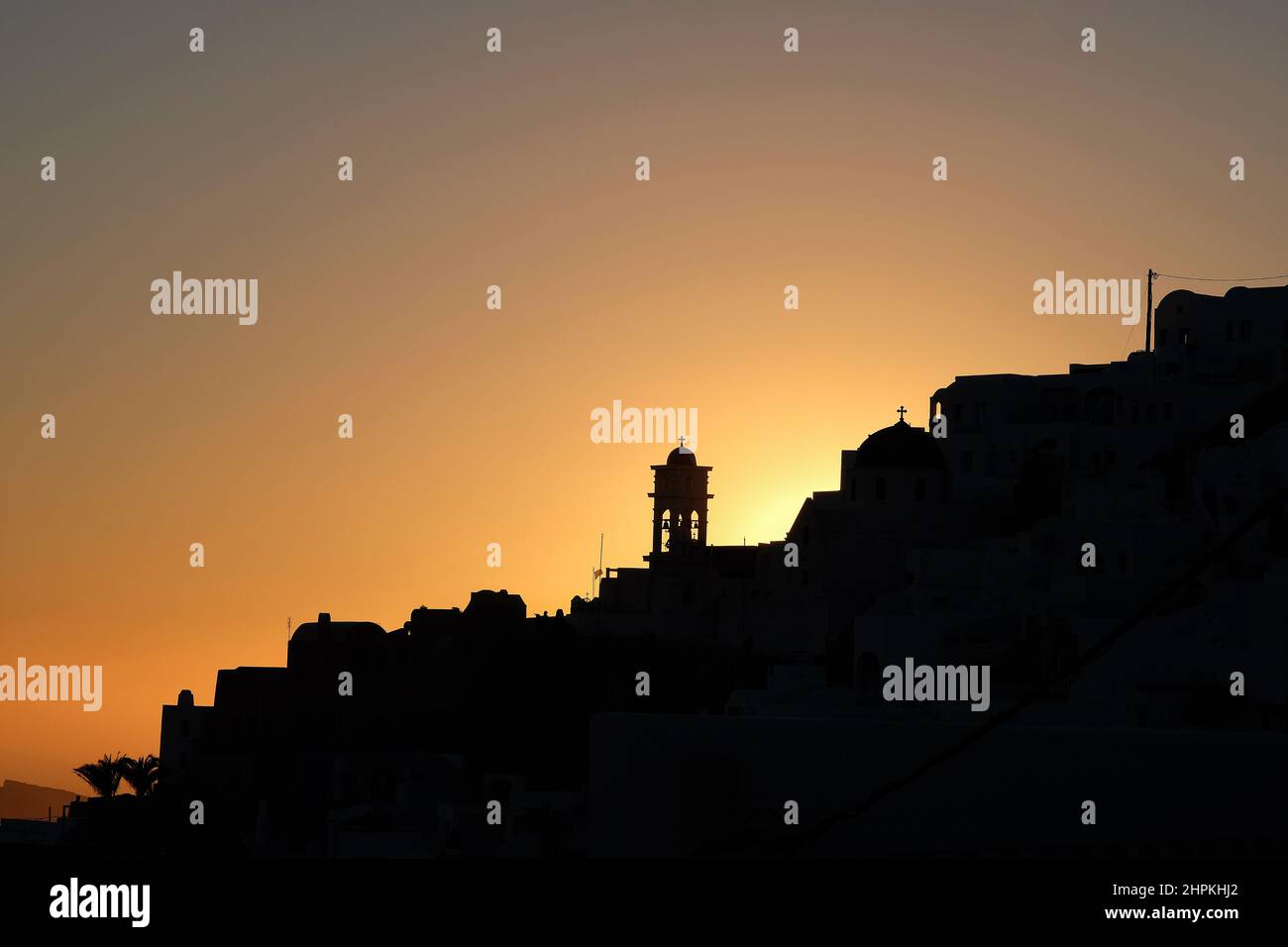 Herrlicher goldener Sonnenuntergang und Blick auf die Kirchen und das Dorf Imerovigli auf Santorini Stockfoto