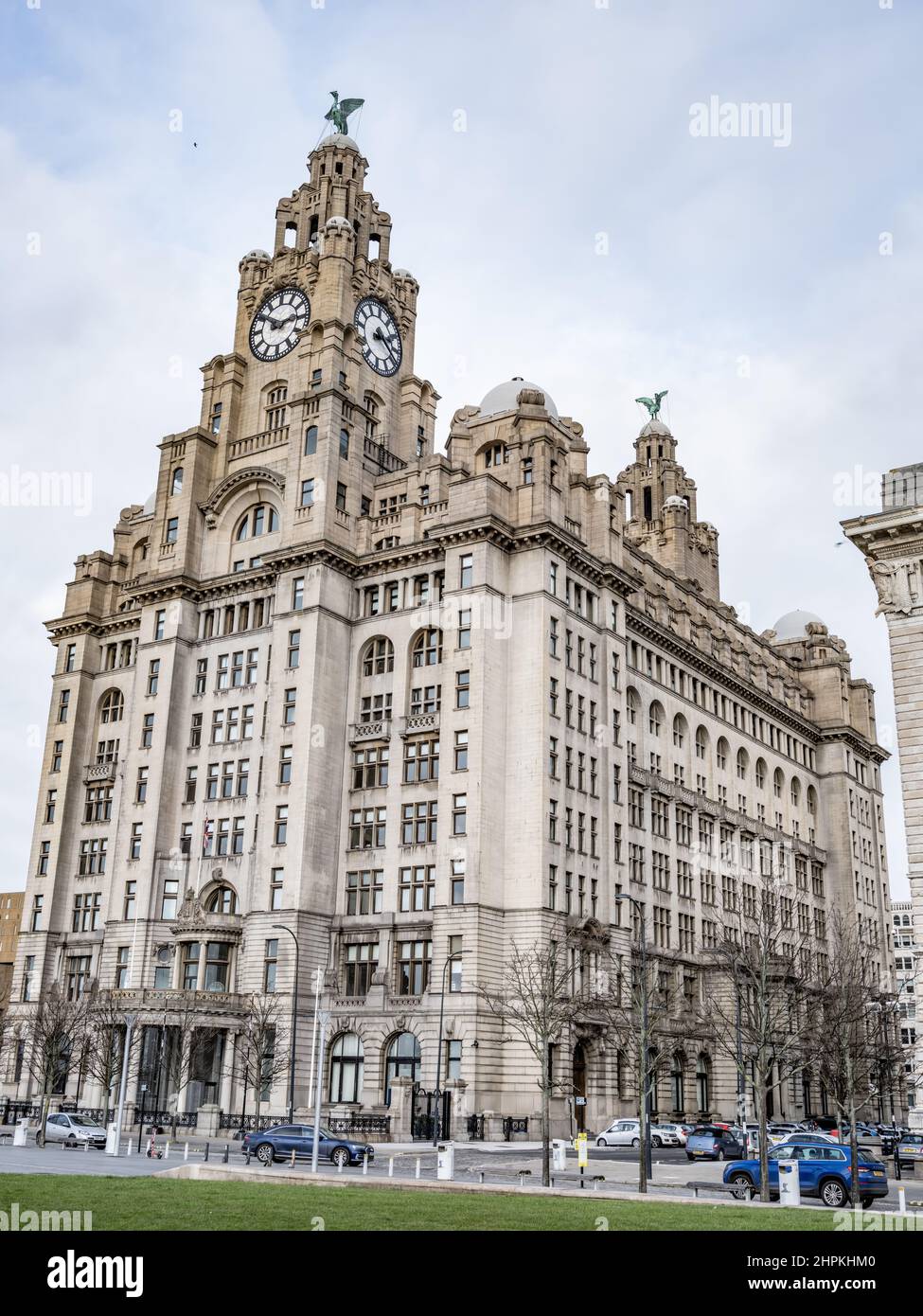 Das Royal Liver Building ist ein denkmalgeschütztes Gebäude in Liverpool, England. Es liegt am Pier Head und zusammen mit dem benachbarten Cunard Building Stockfoto