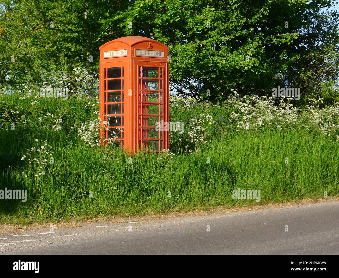 Traditionelle britische Telefonbox in ländlicher Umgebung/auf dem Land im Frühjahr Stockfoto