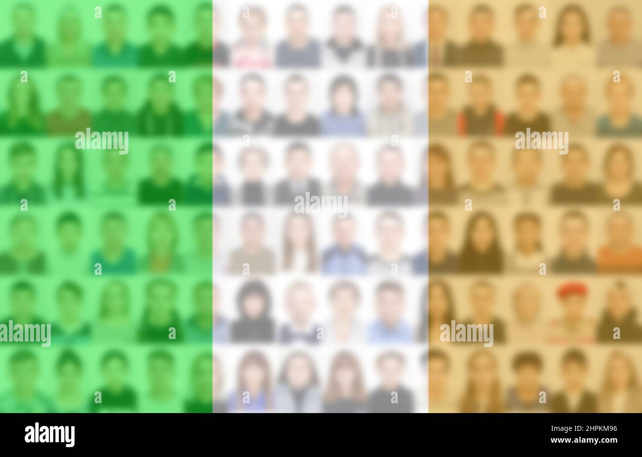 Porträts vieler Menschen auf dem Hintergrund der irischen Flagge. Das Konzept der Bevölkerung und des demografischen Zustands des Landes. Stockfoto