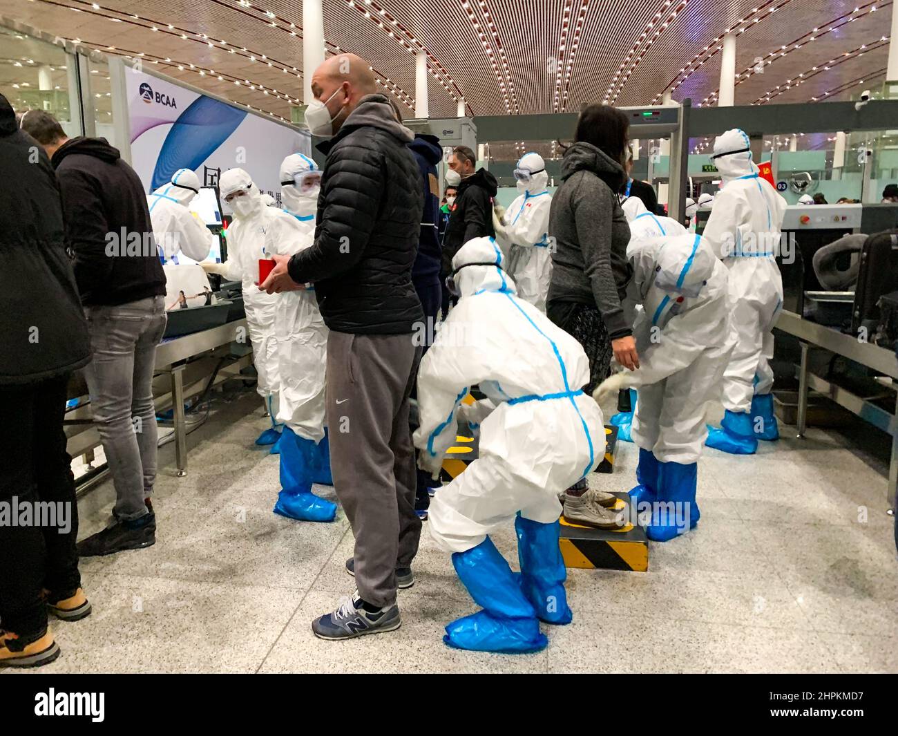 Flughafenmitarbeiter am Flughafen Peking tragen nach den Olympischen ...