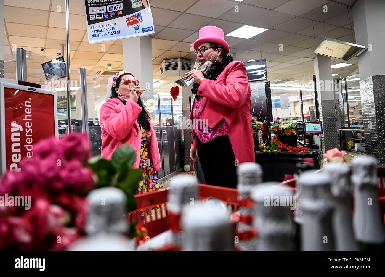 Berlin, Deutschland. 22nd. Februar 2022. Monique und Ralf freuen sich nach ihrer Hochzeitszeremonie in einer Filiale der Penny-Supermarktkette im Berliner Stadtteil Wedding. Anlässlich des begehrten Hochzeitstages im Jahr 22.02.2022 konnten Paare, die sich kurzfristig zu Wort kamen, auf der Veranstaltung „Las Wedding“ symbolisch „Ich tue“ sagen. Die Ehe ist jedoch nicht gültig. Kredit: Britta Pedersen/dpa-Zentralbild/dpa/Alamy Live Nachrichten Stockfoto