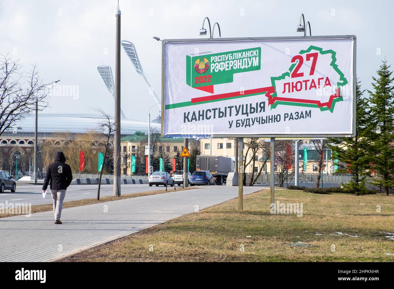 MINSK, WEISSRUSSLAND - 20. FEBRUAR 2022: Plakatwand, die das Referendum über Änderungen und Ergänzungen der Verfassung von Belarus im Zentrum von M Stockfoto