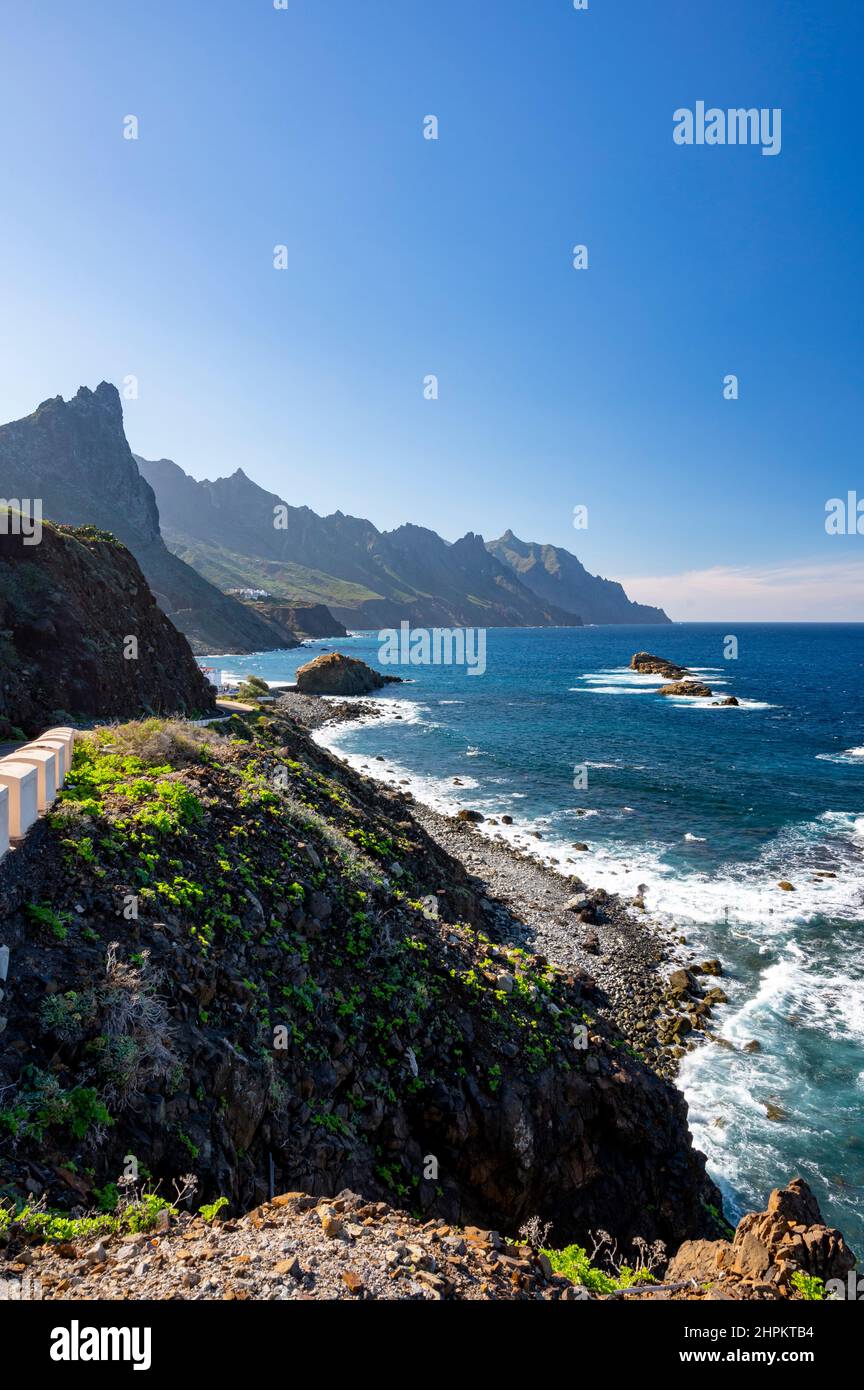 Panoramablick Playa del Roque de las Bodegas und blauer Atlantischer Ozean, Nationalpark Anaga in der Nähe von Tanagana Dorf, nördlich von Teneriffa, Kanarische Inseln, Stockfoto