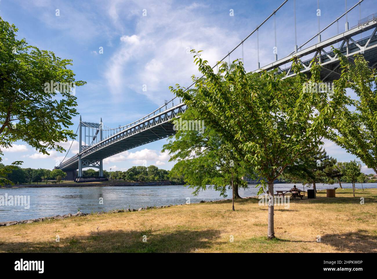Die Robert F. Kennedy Bridge, früher und heute noch allgemein als Triborough Bridge bezeichnet, verbindet die Bezirke Manhattan, Queens und die Bronx Stockfoto