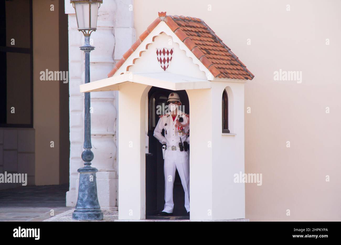 Monaco Ville, Monaco - 13. AUGUST 2021: Wache im Dienst am Posten vor dem Fürstenpalast auf dem Palastplatz.Soldaten in schönem Weiß Stockfoto