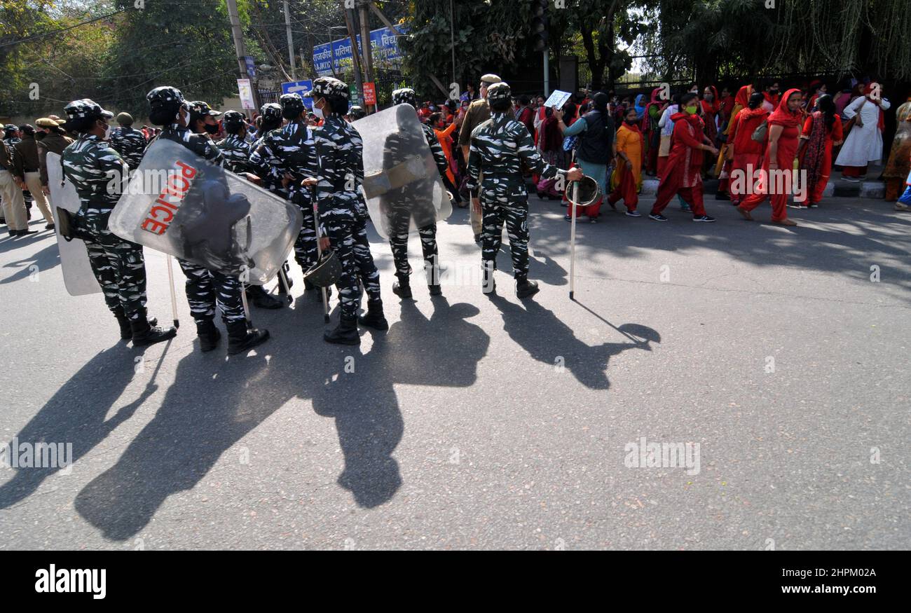 Anganwadi-Arbeiter protestieren am 22. Februar 2022 in der Nähe der Residenz des Chief Ministers von Delhi in Neu-Delhi, Indien. Seit über zwanzig Tagen finden Proteste statt, die nach besseren Löhnen und wirtschaftlichen Chancen streben. (Foto von Ravi Batra/Sipa USA) Stockfoto