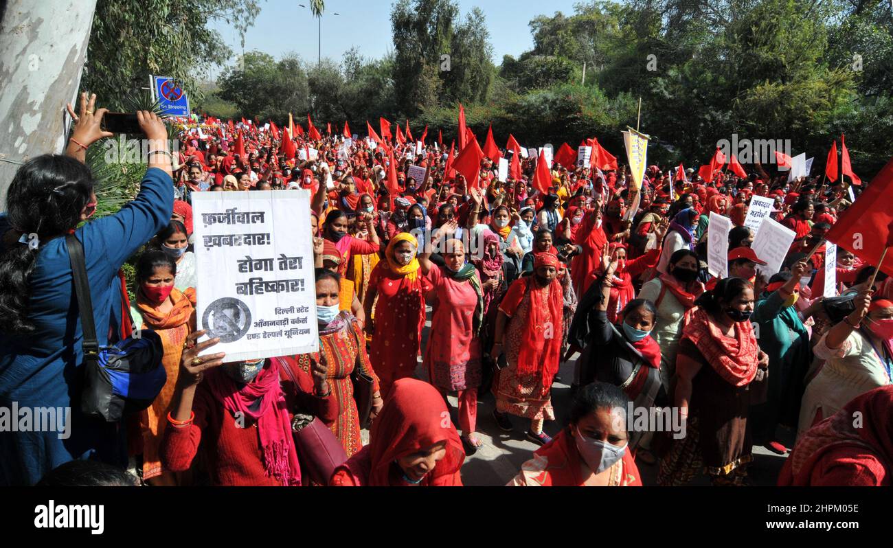 Anganwadi-Arbeiter protestieren am 22. Februar 2022 in der Nähe der Residenz des Chief Ministers von Delhi in Neu-Delhi, Indien. Seit über zwanzig Tagen finden Proteste statt, die nach besseren Löhnen und wirtschaftlichen Chancen streben. (Foto von Ravi Batra/Sipa USA) Stockfoto