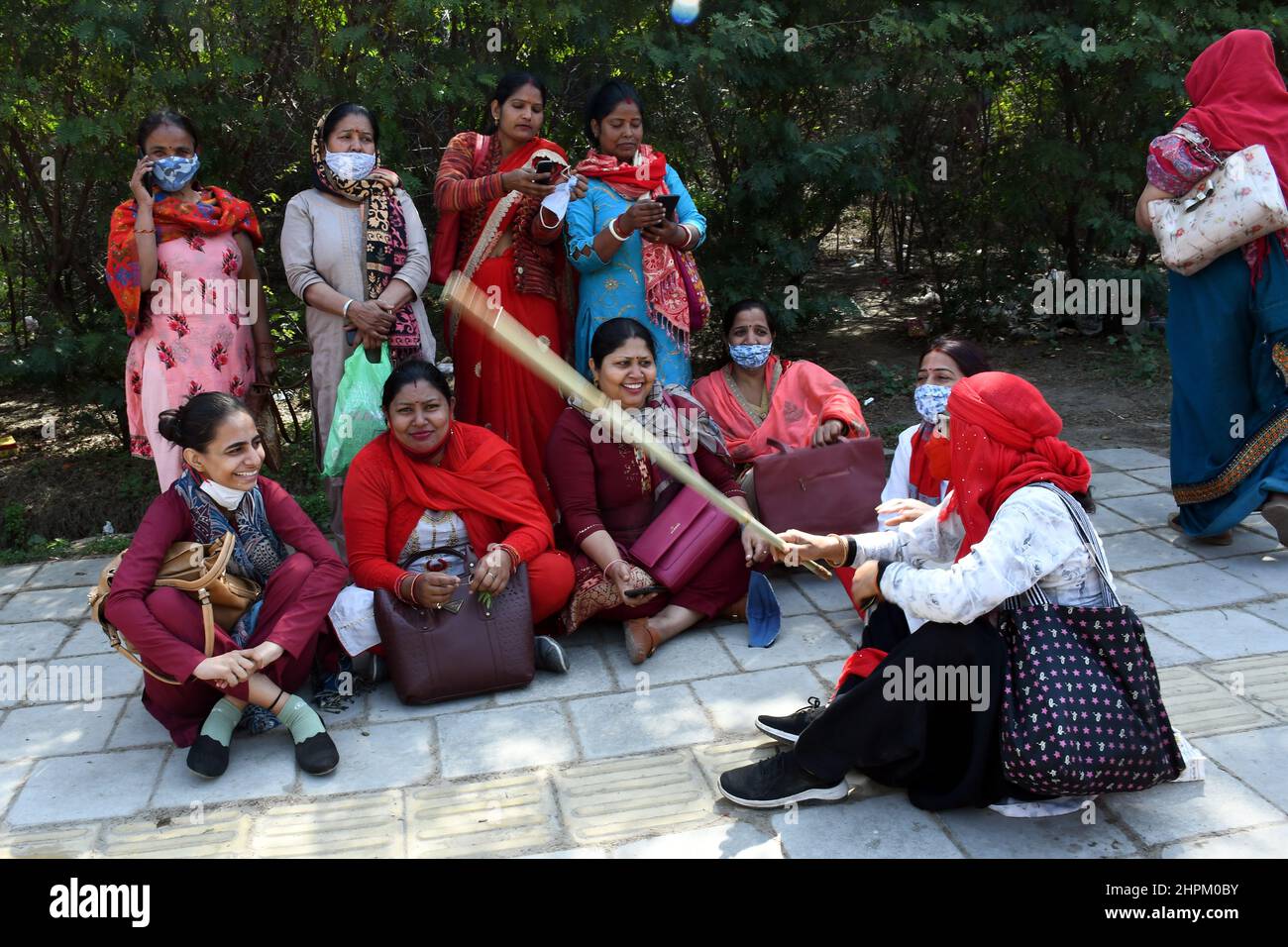 Anganwadi-Arbeiter protestieren am 22. Februar 2022 in der Nähe der Residenz des Chief Ministers von Delhi in Neu-Delhi, Indien. Seit über zwanzig Tagen finden Proteste statt, die nach besseren Löhnen und wirtschaftlichen Chancen streben. (Foto von Ravi Batra/Sipa USA) Stockfoto