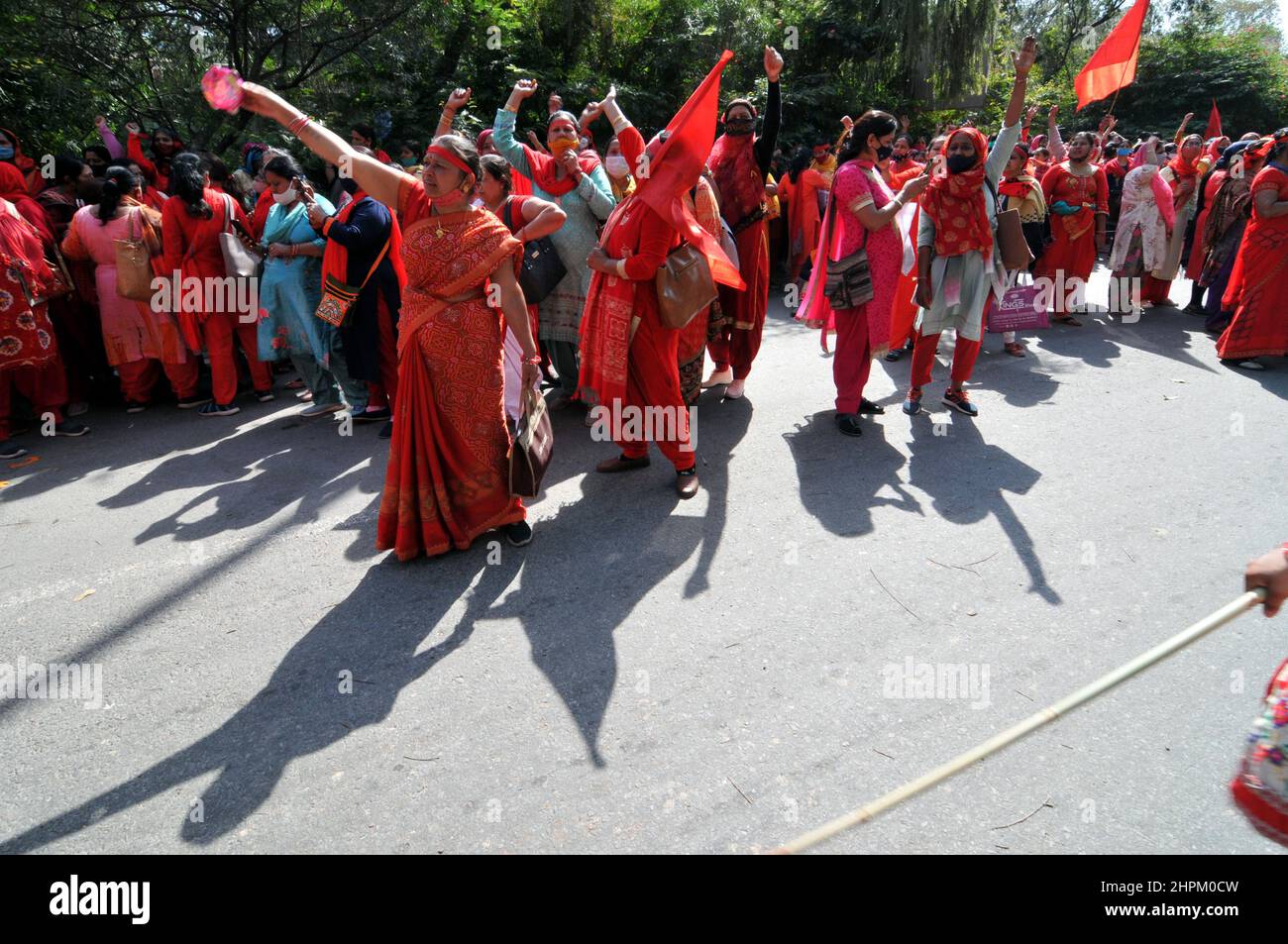 Anganwadi-Arbeiter protestieren am 22. Februar 2022 in der Nähe der Residenz des Chief Ministers von Delhi in Neu-Delhi, Indien. Seit über zwanzig Tagen finden Proteste statt, die nach besseren Löhnen und wirtschaftlichen Chancen streben. (Foto von Ravi Batra/Sipa USA) Stockfoto