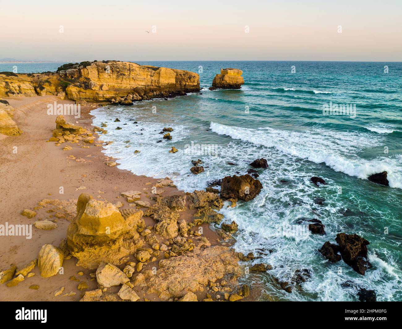 Luftaufnahme der Klippen am Strand von Sao Rafael am Atlantischen Ozean bei Sonnenuntergang, Algarve, Portugal Stockfoto