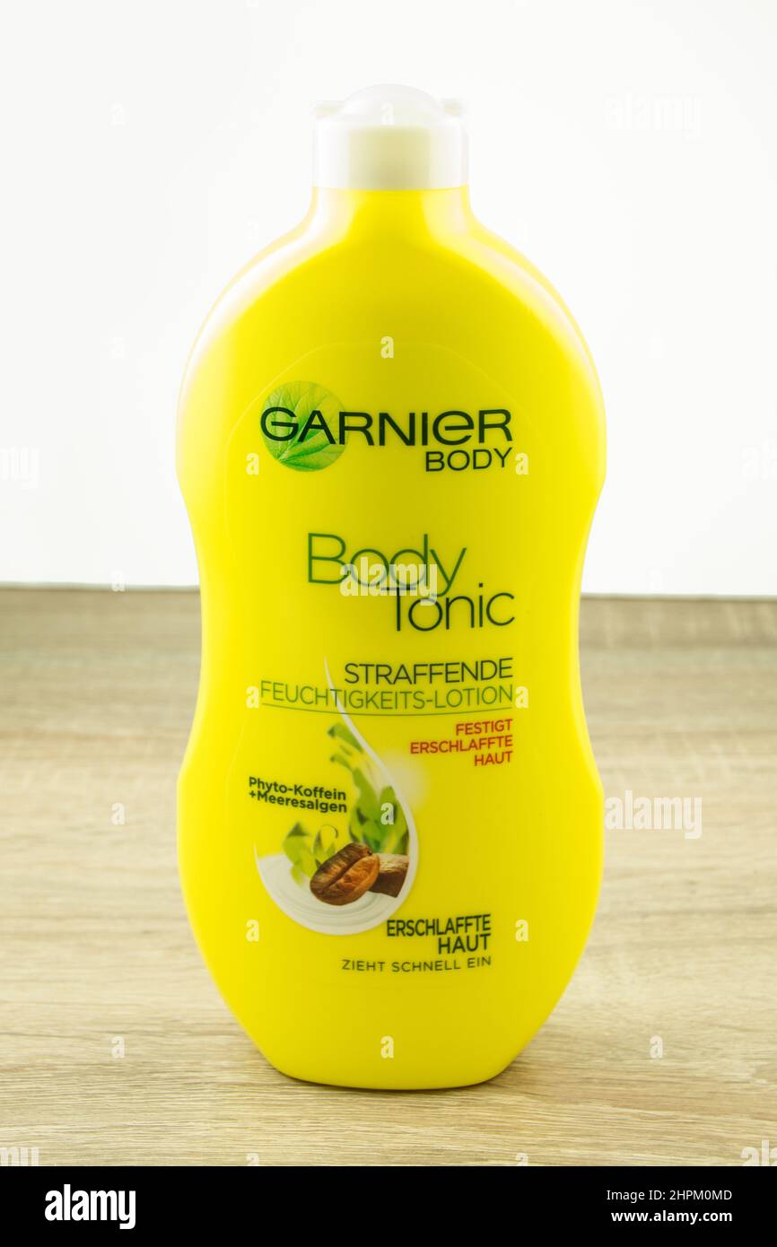 Hamburg, Deutschland - Februar 22 2022: Garnier Body Tonic straffende Körperpflege Body Lotion - Garnier Body Tonic Straffing Body Lotion Stockfoto