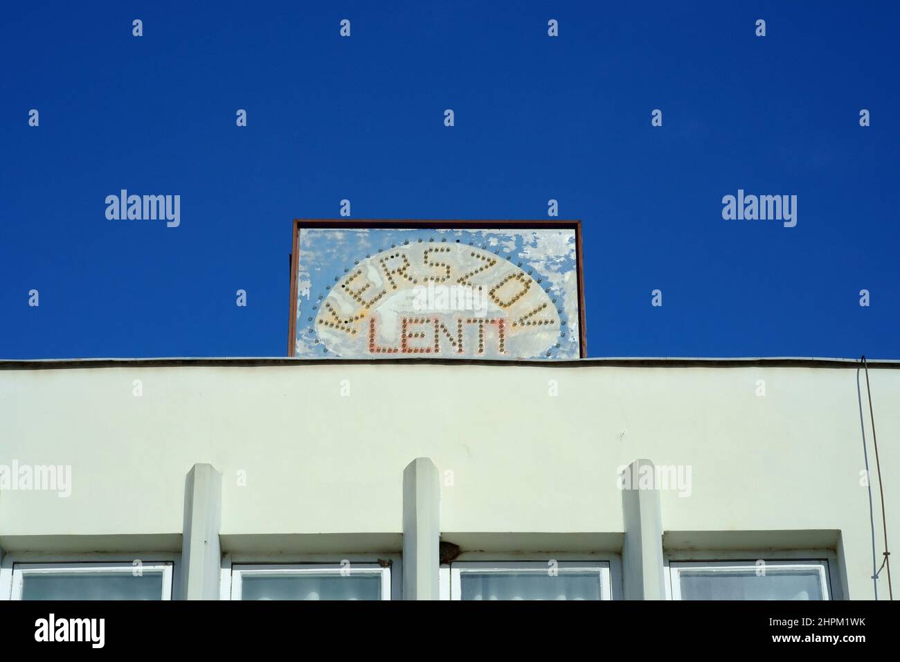Altes Kerszow Kaufhaus Schild Rest aus der sowjet-Union-Ära auf dem Dach des Gebäudes lenti zala Kreis ungarn Stockfoto