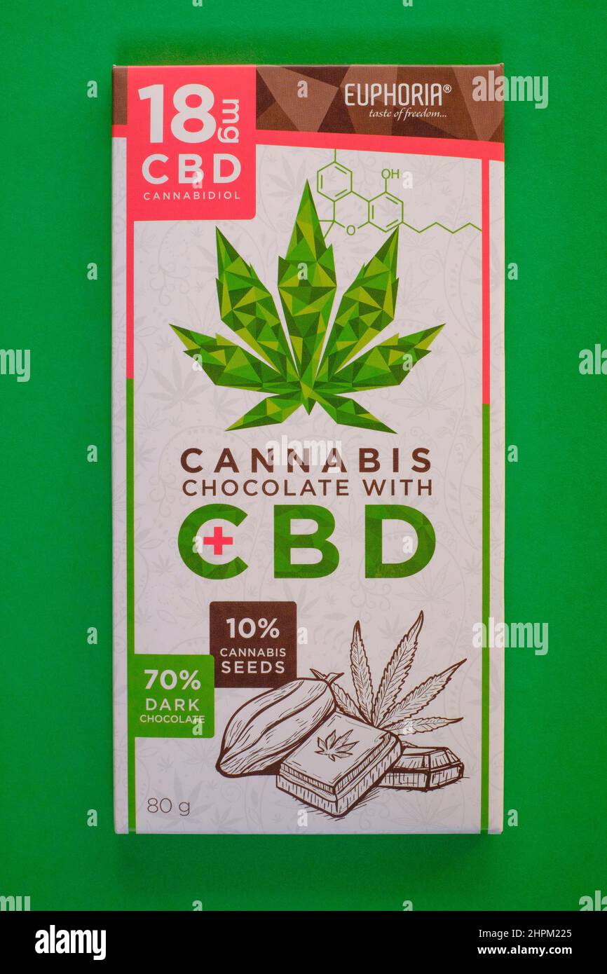 Tafel mit dunkler CBD-Cannabis-Schokolade auf hellgrünem Hintergrund Stockfoto