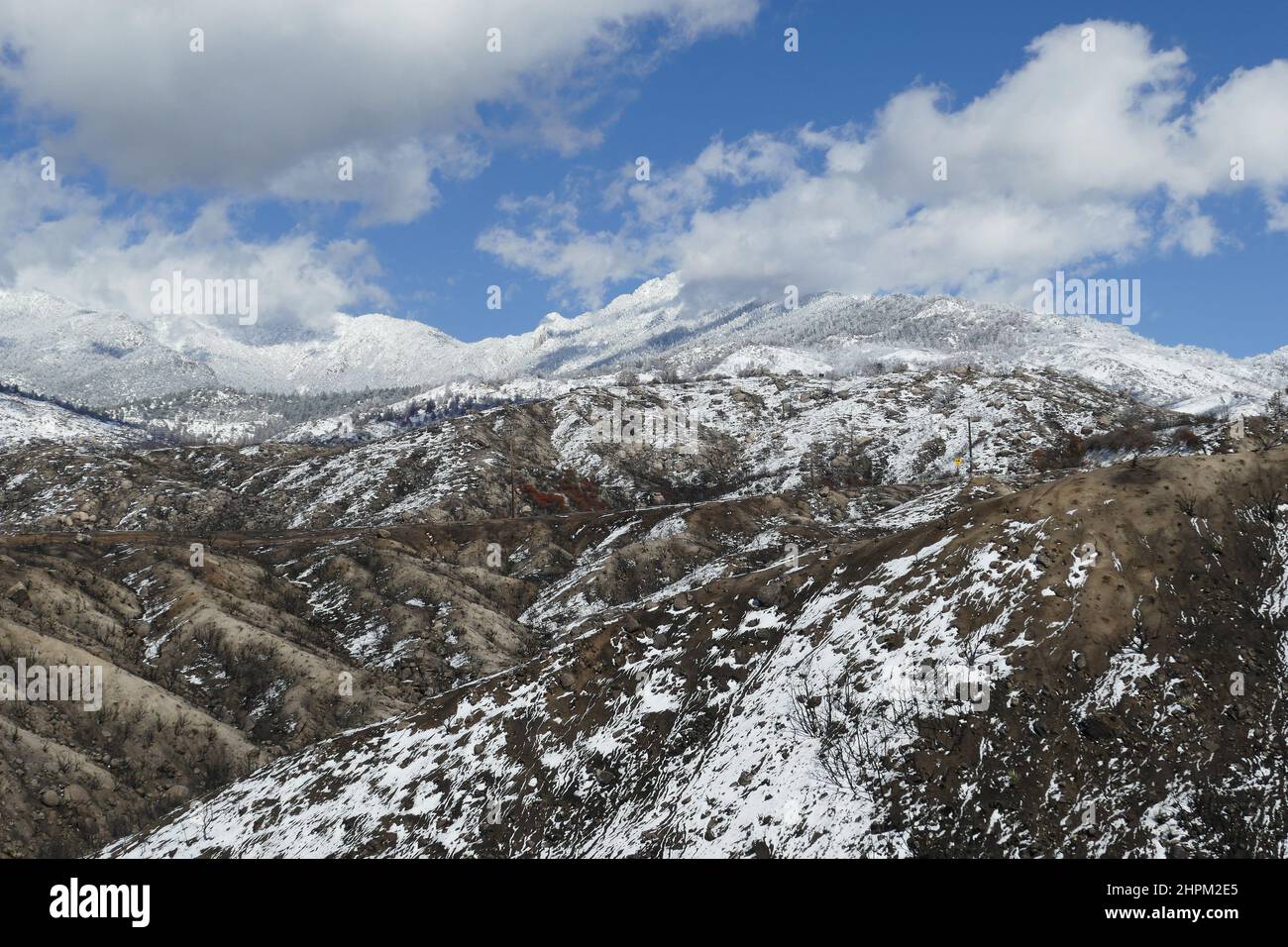 Die schneebedeckten San Jacinto Mountains an einem Wintertag, vom Pines zum Palms Highway, Südkalifornien, USA. Stockfoto