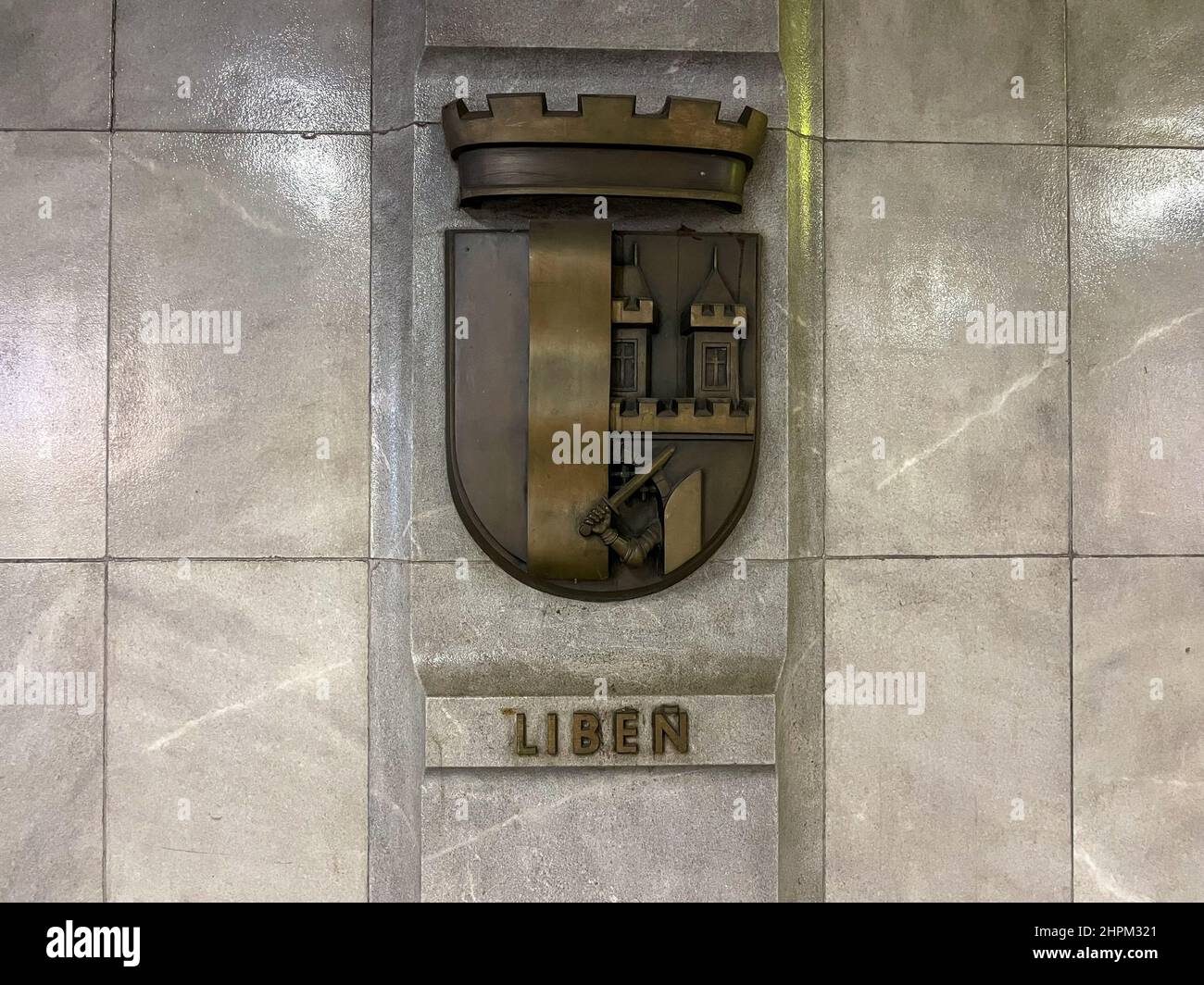 Das Messingwappen des Prager Stadtteils Liben in der U-Bahn in Palmovka. Stockfoto