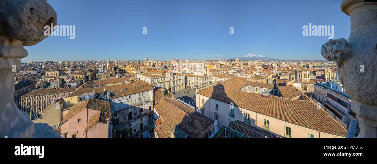 Panorama-Skyline von Catania Stadtzentrum von Saint Agatha Kirche Terrasse, mit historischen Gebäuden, Kirchen und Universität, und Vulkan Ätna er Stockfoto