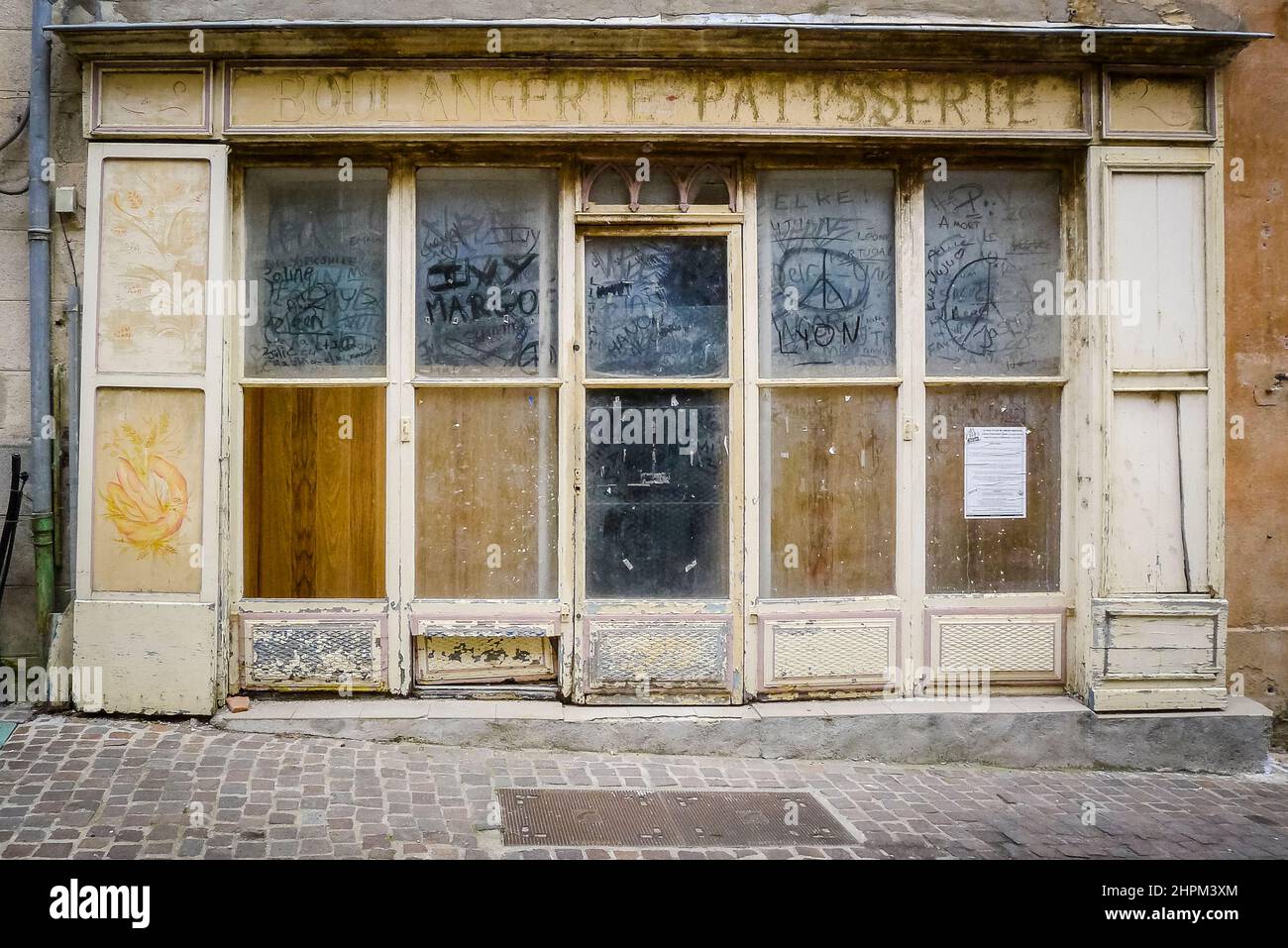 Lange geschlossene Bäckereihandlung im ländlichen Frankreich Stockfoto