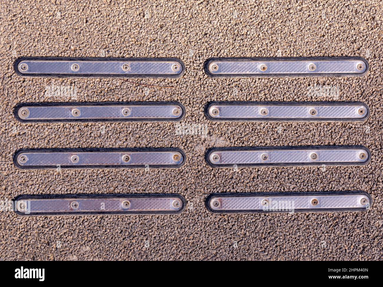 Nahaufnahme von metallischen Katzenaugen oder Wegweiser für deaktivierte Reflektoren Texturen auf Asphalt. Hochwertige Fotos Stockfoto