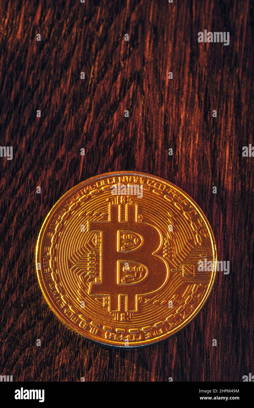 Bitcoin-Münze auf dunklem Holzhintergrund Stockfoto