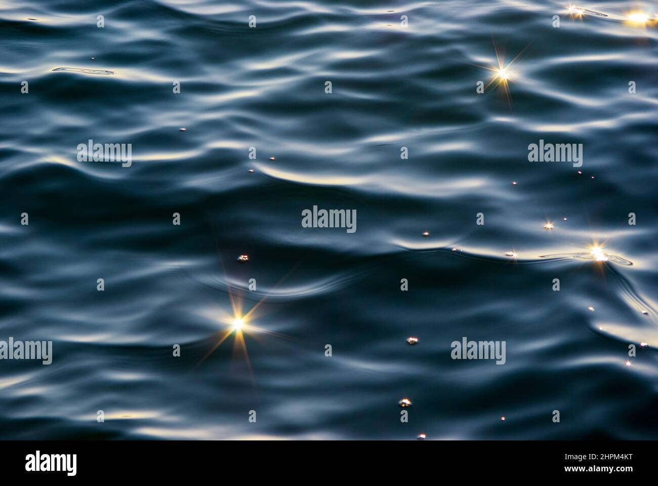 Sonnenlicht, das von der Oberfläche des plätschernden Meeres reflektiert wird. Stockfoto
