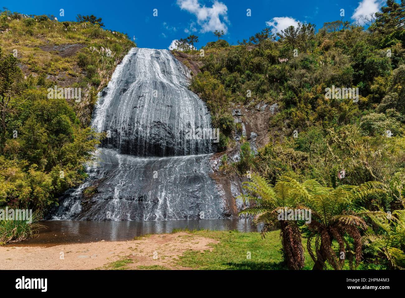 Beliebter Brautschleier-Wasserfall mit tropischen Pflanzen in Urubici, Brasilien Stockfoto