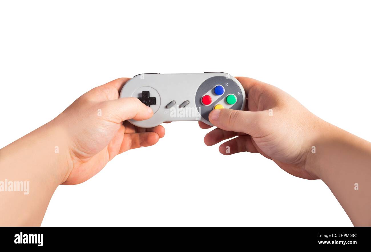 Isoliertes Foto der ersten Person Ansicht männliche Hände halten klassische grau gefärbte 8-Bit-Spiel Pad-Controller auf weißem Hintergrund. Stockfoto