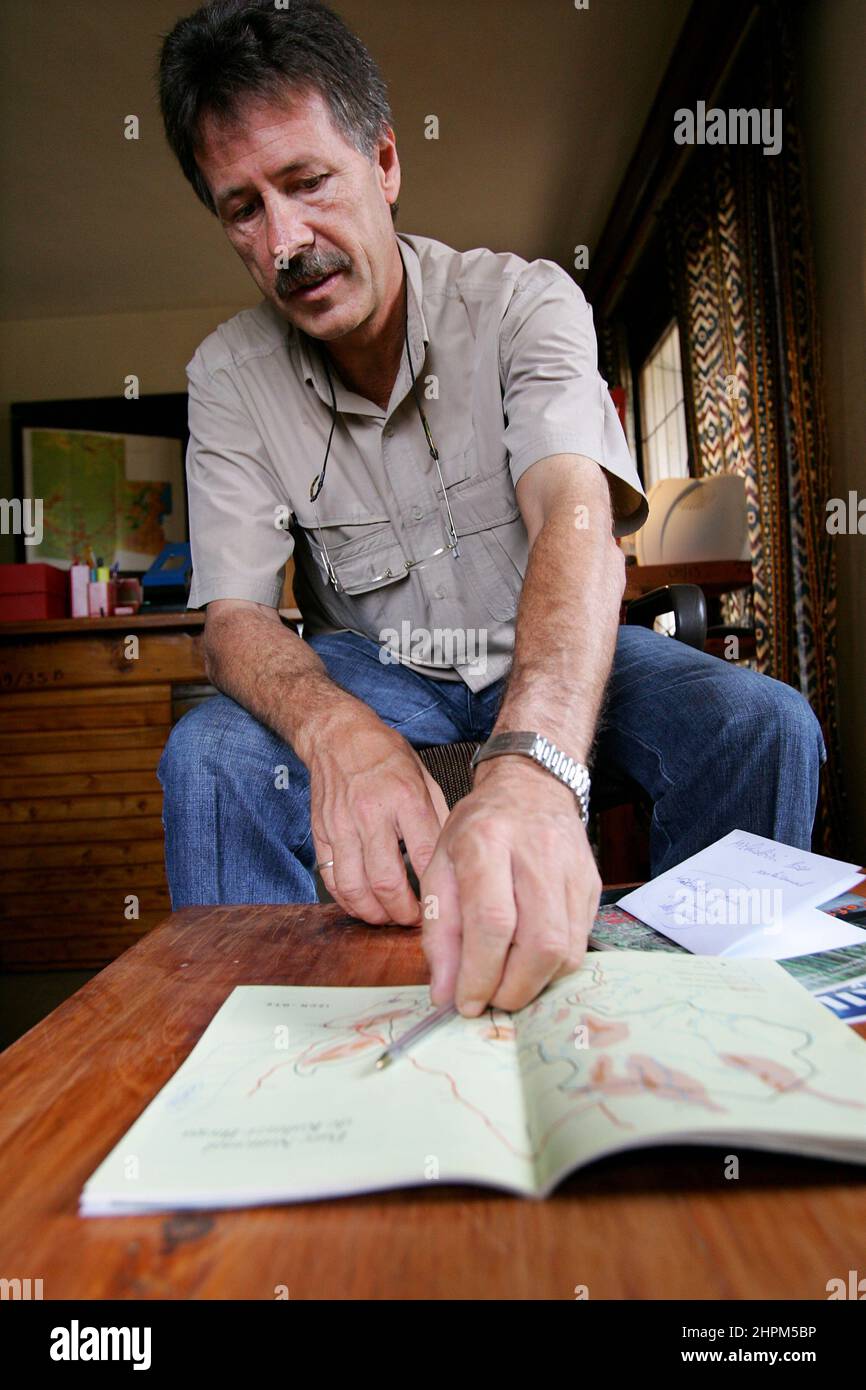 Carlos Schuler, Retter von Tieflandgorillas in der Nähe von Bukavu, Kivu, Kongo. Ohne Carlos Schuler, Leiter des Biega-Nationalparks in der Nähe von Bukavu am Kivu-See im Osten des Kongo, gäbe es keine Gorillas mehr. Der Schweizer Parkdirektor verhandelte immer wieder mit den Kriegsparteien, um die Tiere zu retten und riskierte sein Leben. Die Population der Tiere hat sich seit dem Krieg erholt, auch weil er ehemalige Wilderer zu Rangern ausgebildet hat. Für die 400 Elefanten gab es jedoch keine Rettung. Stockfoto