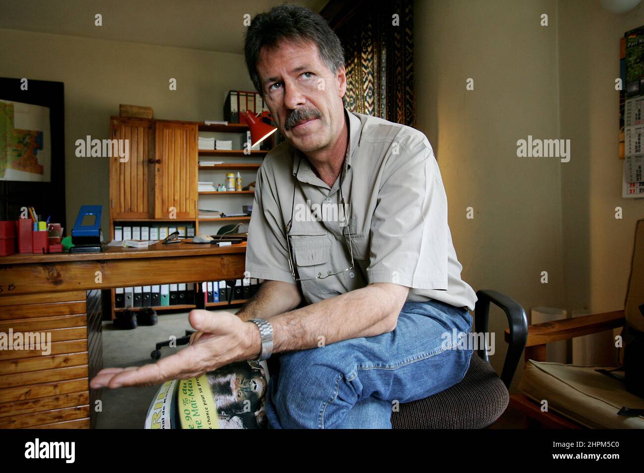 Carlos Schuler, Retter von Tieflandgorillas in der Nähe von Bukavu, Kivu, Kongo. Ohne Carlos Schuler, Leiter des Biega-Nationalparks in der Nähe von Bukavu am Kivu-See im Osten des Kongo, gäbe es keine Gorillas mehr. Der Schweizer Parkdirektor verhandelte immer wieder mit den Kriegsparteien, um die Tiere zu retten und riskierte sein Leben. Die Population der Tiere hat sich seit dem Krieg erholt, auch weil er ehemalige Wilderer zu Rangern ausgebildet hat. Für die 400 Elefanten gab es jedoch keine Rettung. Stockfoto