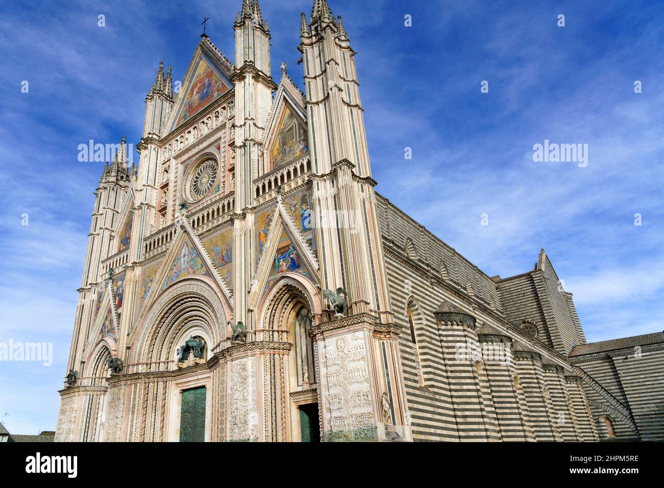 façade der Kathedrale die Basilika Santa Maria Assunta ist die wichtigste katholische Kultstätte in Orvieto und ein Meisterwerk der gotischen Architektur Stockfoto