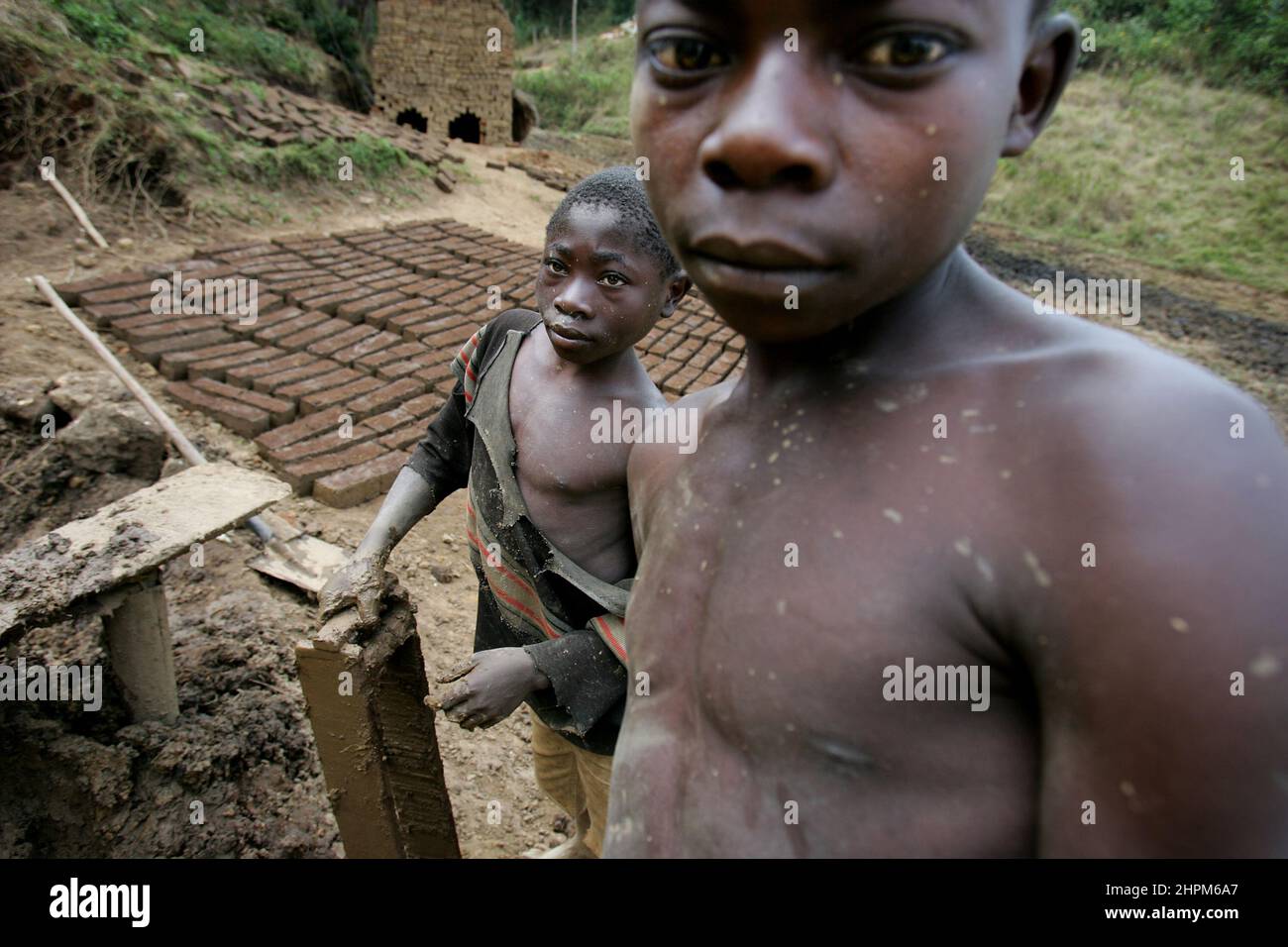 Ziegelherstellung am Lake Kivu in der Nähe von Bukavu. Das Bild täuscht jedoch, da im östlichen Kongo seit 1996 Krieg geführt wird. Mai Mai-Mai-Krieger und Interahamwer-Massenmörder aus Ruanda haben über 4 Millionen Menschen getötet. Stockfoto