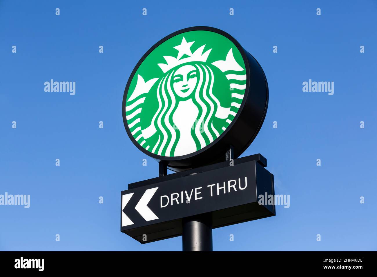 Ein Starbucks Drive Thru Schild, Schottland, Großbritannien Stockfoto
