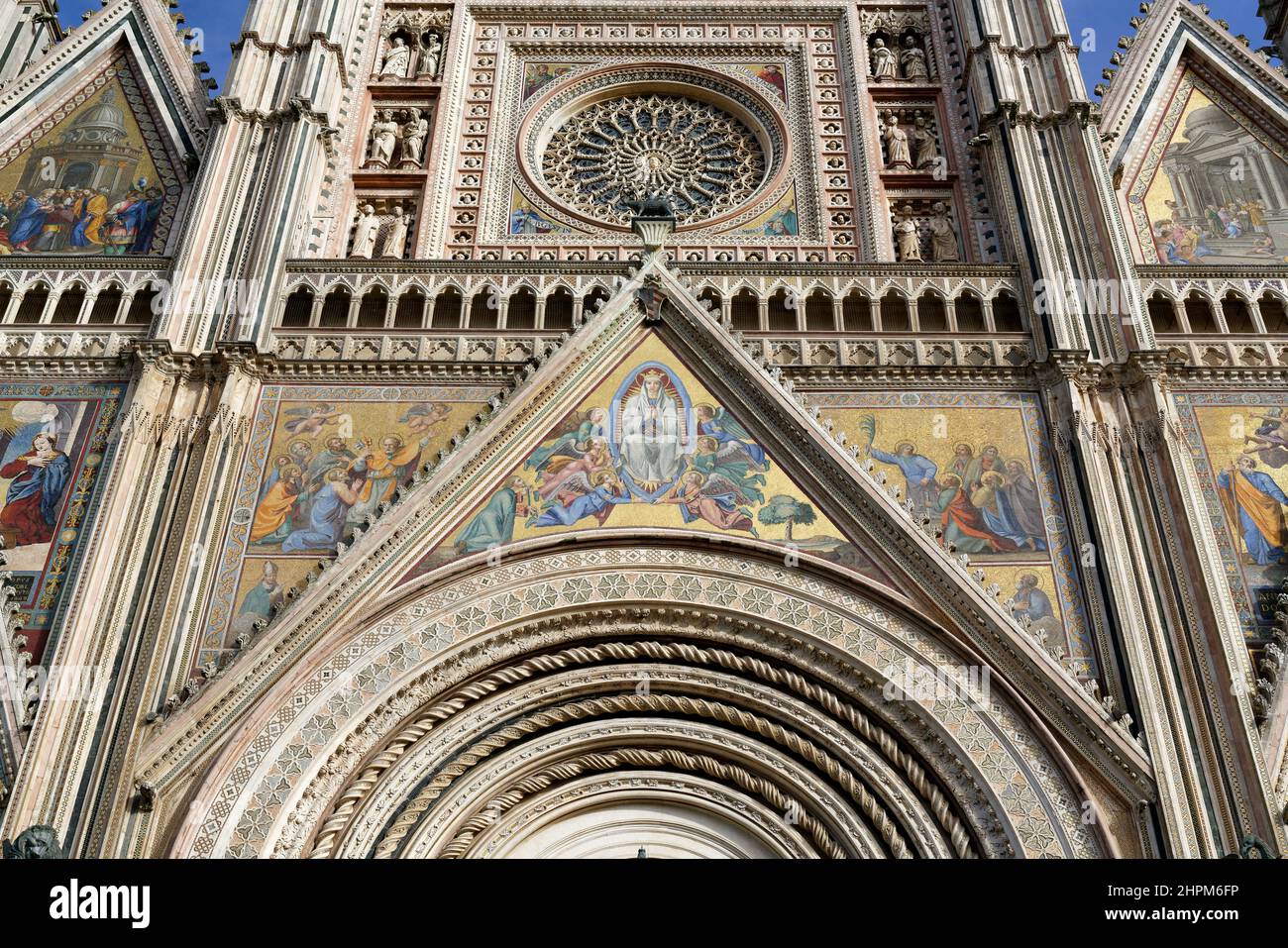 façade der Kathedrale die Basilika Santa Maria Assunta ist die wichtigste katholische Kultstätte in Orvieto und ein Meisterwerk der gotischen Architektur Stockfoto