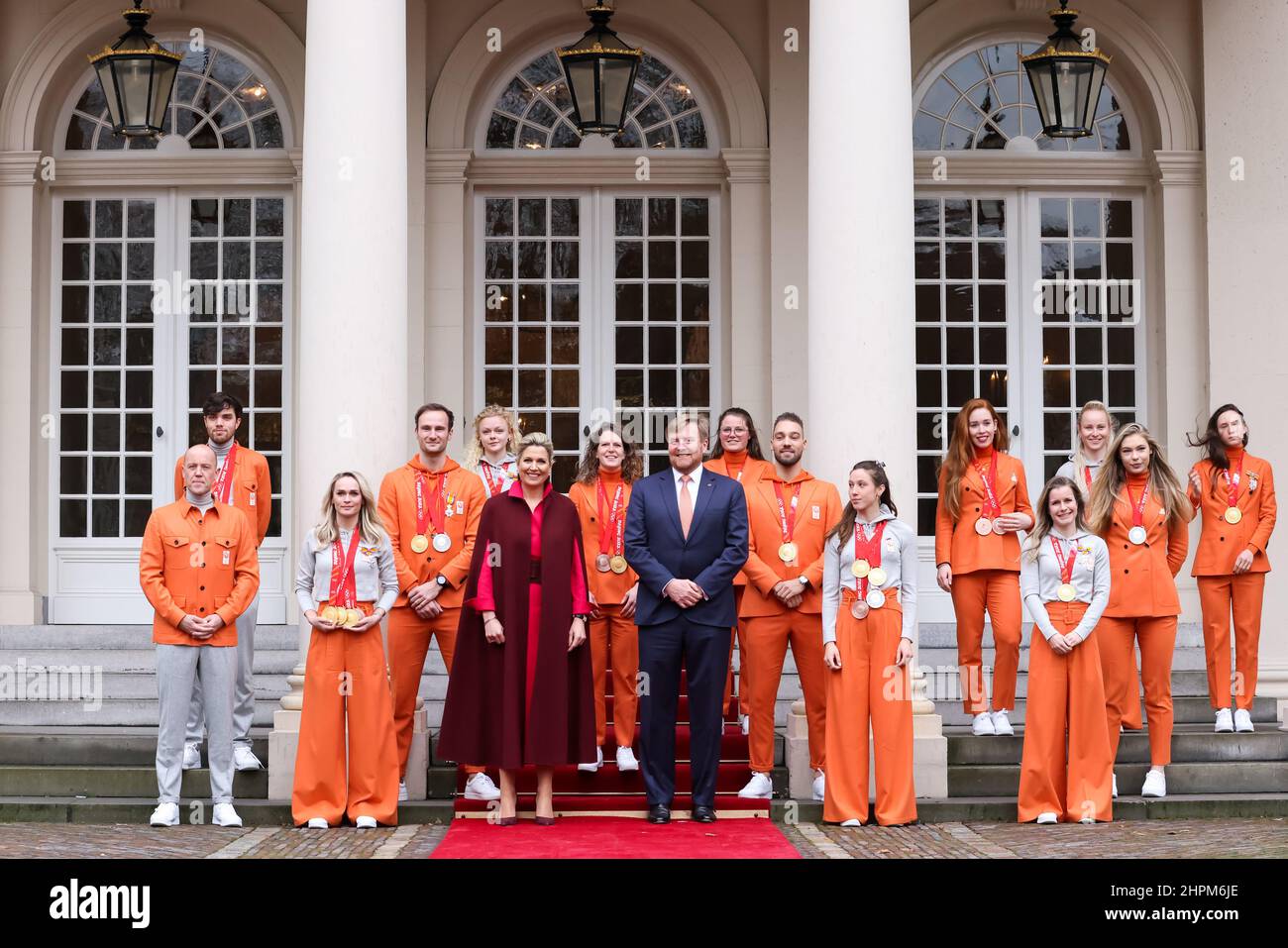 DEN HAAG, NIEDERLANDE - FEBRUAR 22: Carl Verheijen, Patrick Roest, Kjeld Nuis, Thomas Krol, Irene Schouten, Suzanne Schulting, Selma Poutsma, Yara van Kerkhof, Xandra Velzeboer, Kimberley Bos, Jutta Leerdam, Antoinette de Jong, Marijke Groenewoud, Königin Maxima und König Willem-Alexander während der olympischen Sportveranstaltung in Paleis Noordeinde am 22. Februar 2022 in Den Haag, Niederlande (Foto von Patrick van Katwijk/BSR Ageny) NOCNSF Credit: Orange Pics BV/Alamy Live News Stockfoto