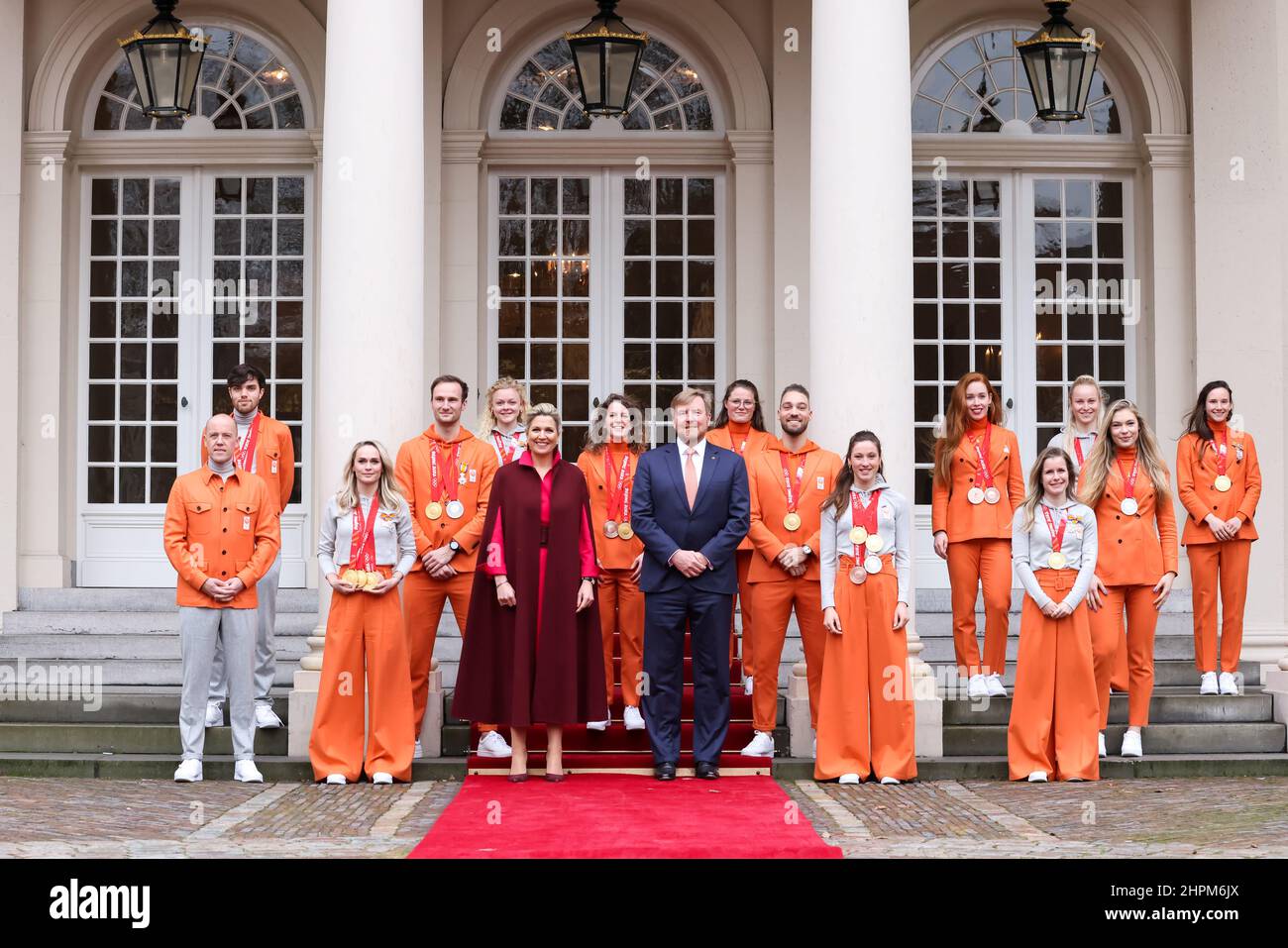 DEN HAAG, NIEDERLANDE - FEBRUAR 22: Carl Verheijen, Patrick Roest, Kjeld Nuis, Thomas Krol, Irene Schouten, Suzanne Schulting, Selma Poutsma, Yara van Kerkhof, Xandra Velzeboer, Kimberley Bos, Jutta Leerdam, Antoinette de Jong, Marijke Groenewoud, Königin Maxima und König Willem-Alexander während der olympischen Sportveranstaltung in Paleis Noordeinde am 22. Februar 2022 in Den Haag, Niederlande (Foto von Patrick van Katwijk/BSR Ageny) NOCNSF Credit: Orange Pics BV/Alamy Live News Stockfoto