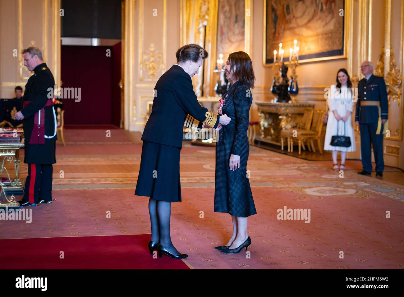 Dame Arlene Phillips aus London wird von der Prinzessin Royal in Windsor Castle zur Dame Commander des Britischen Imperium ernannt. Bilddatum: Dienstag, 22. Februar 2022. Stockfoto