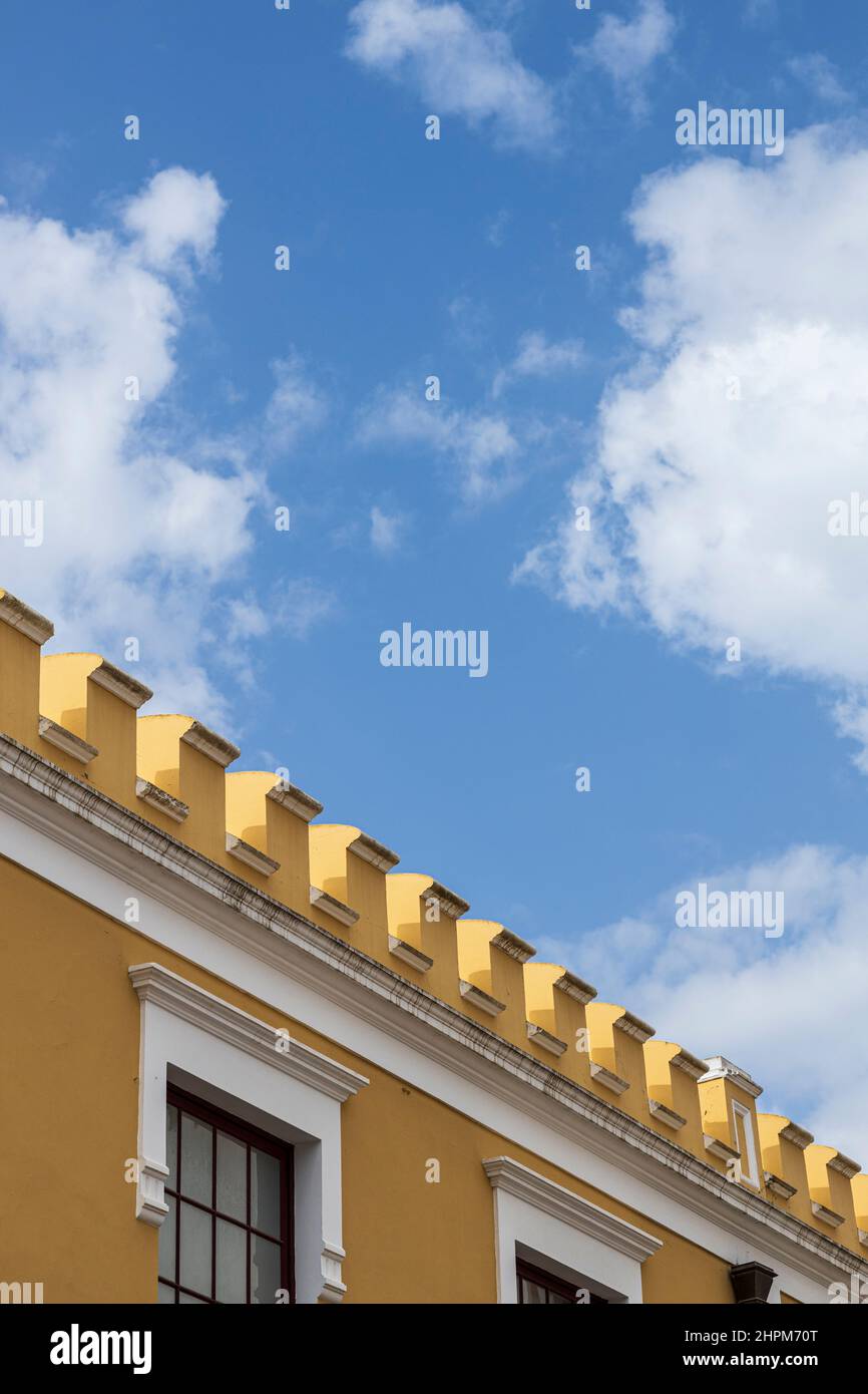 Detail einer kastellierten Dachlinie auf einem Gebäude im Weltkulturerbe San Cristobal de La Laguna, Teneriffa, Kanarische Inseln, Spanien Stockfoto