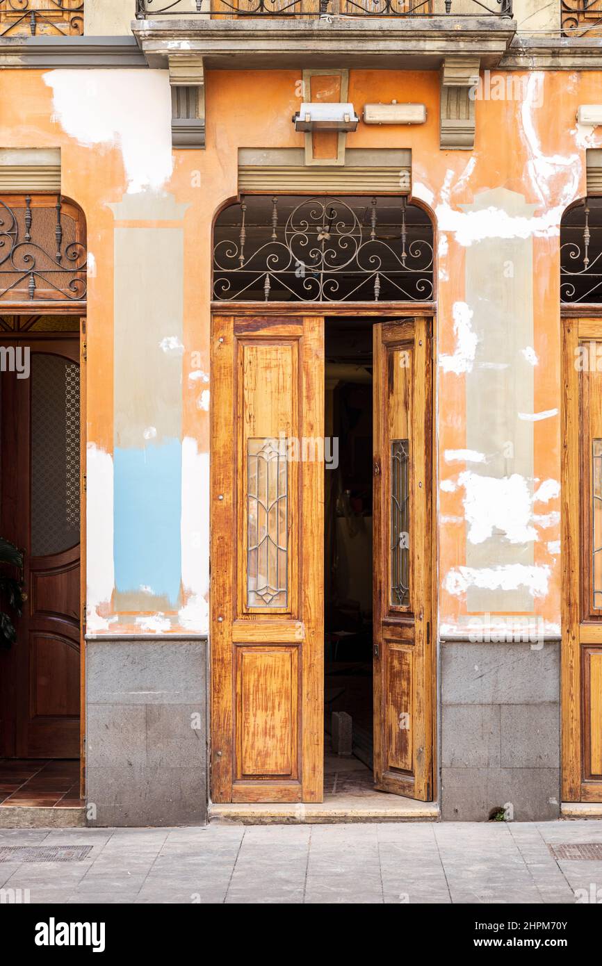 Tür und Umrandung werden für neue Farbe auf einem Gebäude im Kolonialstil im Weltkulturerbe San Cristobal de La Laguna, Ten vorbereitet Stockfoto