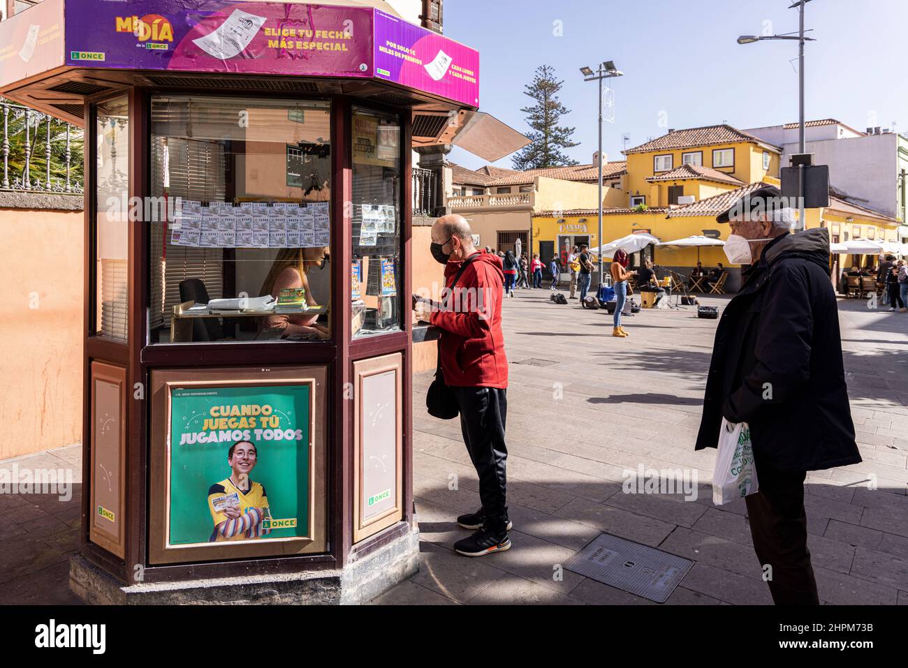 Kiosk verkauft EINMAL Lottoscheine mit einer Schlange von zwei Männern mit Masken in San Cristobal de La Laguna, Teneriffa, Kanarische Inseln, Spanien Stockfoto