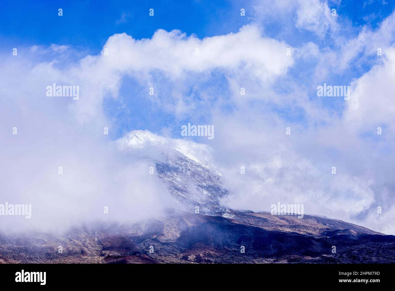 Schneebedeckte Hänge des Teide sind teilweise durch Wolken im Nationalpark Las Canadas del Teide verdeckt, Teneriffa, Kanarische Inseln, Spanien Stockfoto