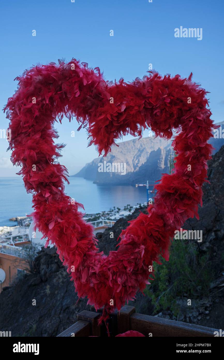 Rotes Federherz am Geländer für den Valentinstag am Aussichtspunkt Mirador de Archipenque, Aussichtspunkt, Los Gigantes, Teneriffa, Kanarische Inseln, Spai Stockfoto