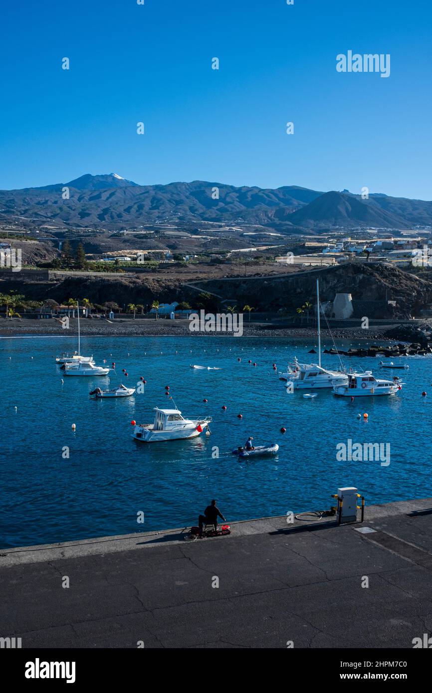 Blick auf den Fischereihafen, Hafen vom Kai an der Playa de San Juan, Teneriffa, Kanarische Inseln, Spanien Stockfoto