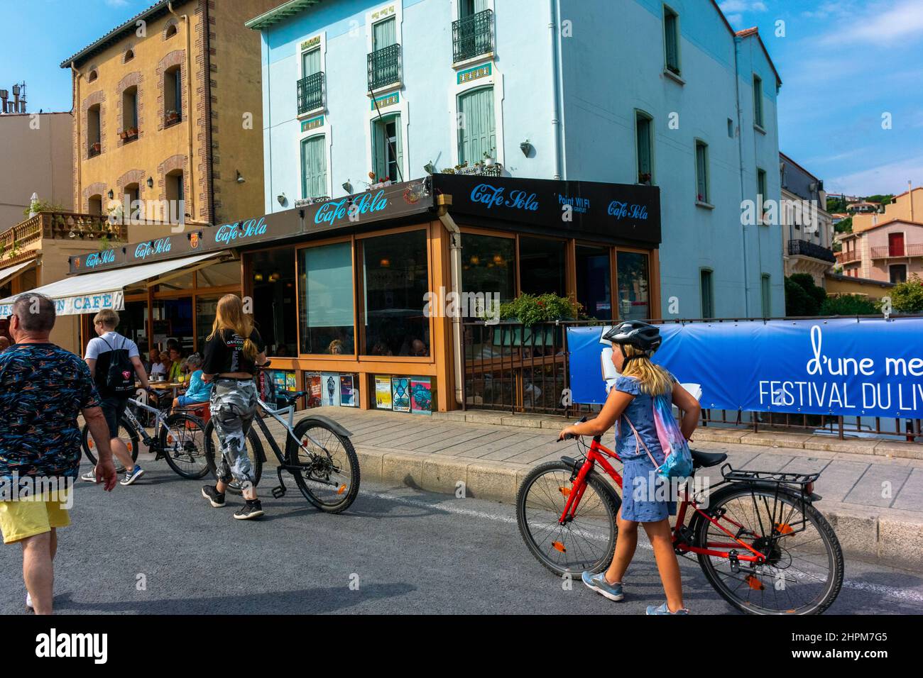 Collioure, Frankreich, (Region Perpignan), Touristen, Familie mit Kindern, Fahrradfahren im Stadtzentrum, Straßenszenen, städtischer öffentlicher Raum Mobilitätsökologie Stockfoto