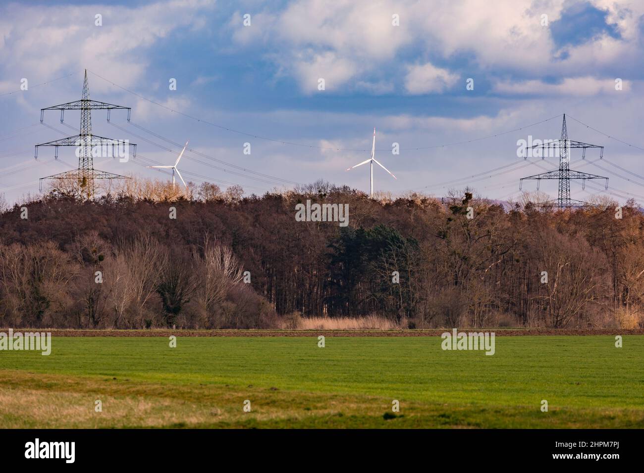 Windturbinen und Stromleitungen wirken sich nachhaltig auf das Bild unserer Landschaft aus, das als störend empfunden werden kann Stockfoto