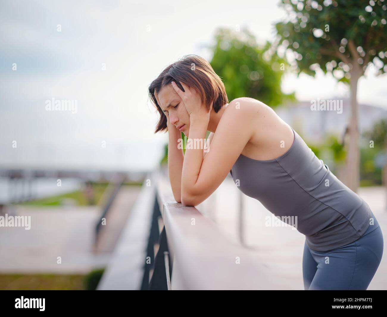 Seitenstich Frau Läufer Seitenkrämpfe nach dem Laufen. Jogging Frau mit  Bauchschmerzen nach dem Joggen trainieren. Weibliche Sportlerin. Sport,  Gesundheit und Menschen Konzept Stockfotografie - Alamy