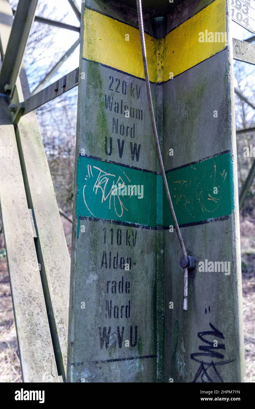 Markierungen auf einem Freileitungsmast, 220 kV Walsum Nord und 110 kV Aldenrade Nord Stockfoto